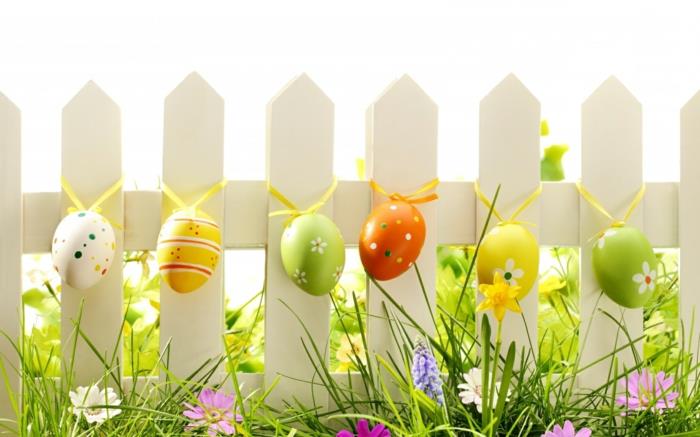 Pääsiäiskoristeet koristavat ulkopinta -alaa värilliset pääsiäismunat koristavat puutarhan aidan