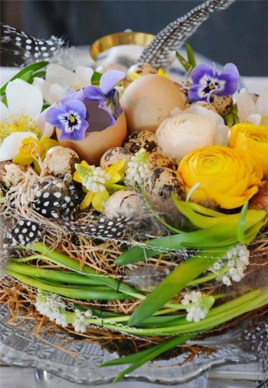 Pääsiäinen koristelu tinker erilaisia ​​kukkia tulppaanit muna sulka