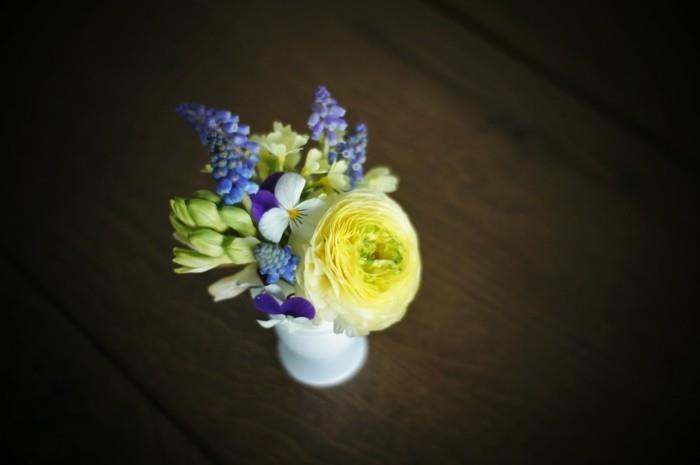 Pääsiäinen koristelu tinker erilaisia ​​kukkia tulppaanit mini kimppu