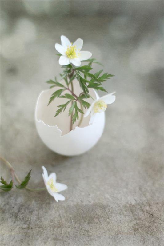 Pääsiäiskoristeet taitavat munankuoren kukkakoristeita