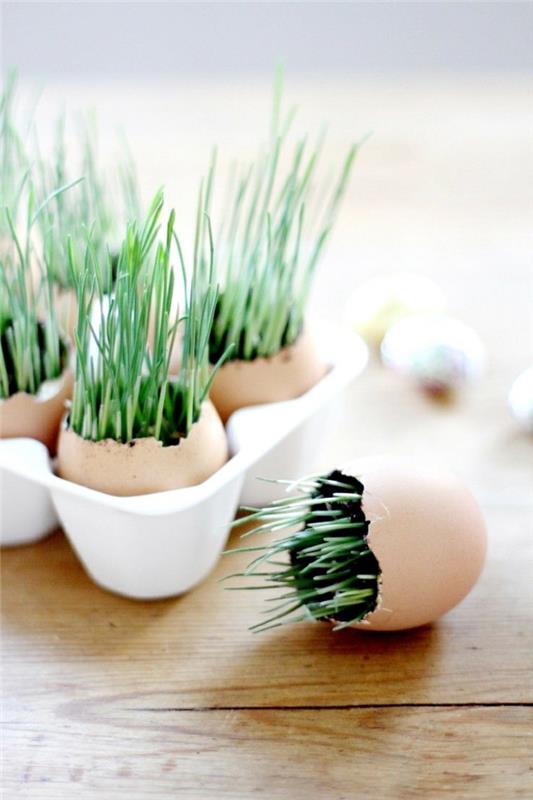 Pääsiäiskoristeet näppärät munankuoret järjestävät ruohoa