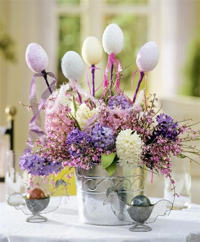 Pääsiäisen koristelu - ideoita pöydän koristelu tee se itse tina maljakko hyasintti violetti valkoinen vaaleanpunainen pääsiäismunat