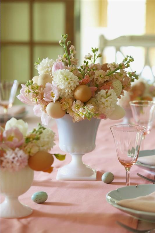 pääsiäisen koristelu -ideoita vintage -pöytäkoristeet valkoiset vaaleanpunaiset kukat lasit viiriäisen munat pääsiäismunat