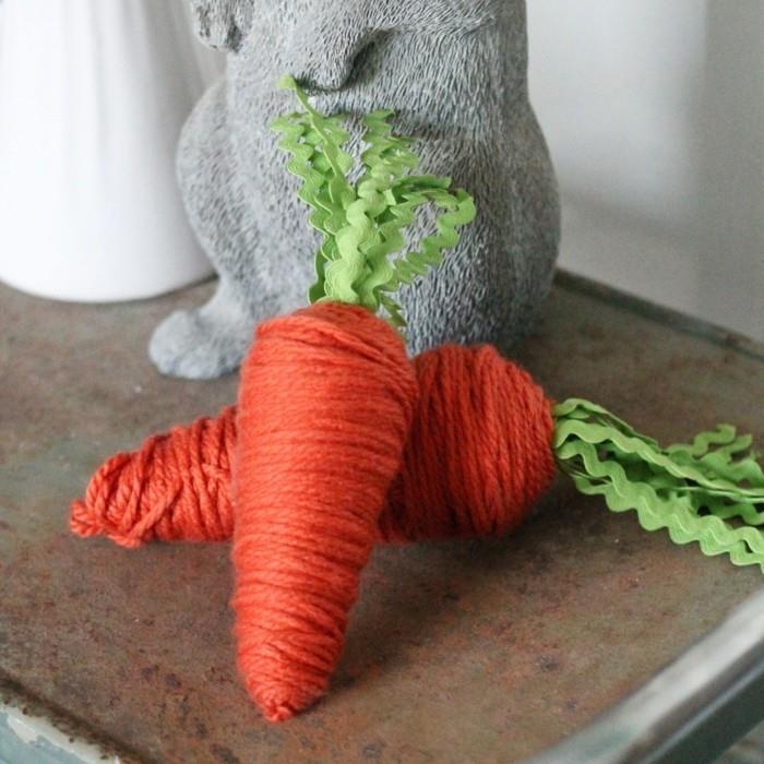 Pääsiäiskoristeet kimaltelevat villalangasta värikkäitä pääsiäismunia villakäsityötarvikkeita porkkana