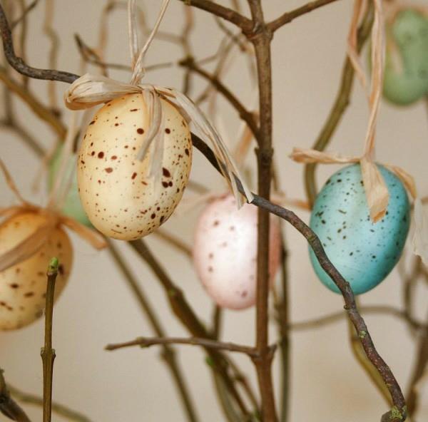 näppärät pääsiäiskoristeet koristavat pääsiäispuun pääsiäismunilla