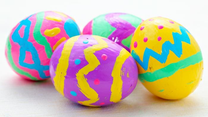 Pääsiäiskoristeet värjäävät pääsiäismunat hauskaa