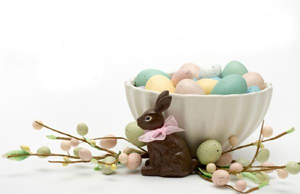 Pääsiäiskoristeet kiusaa pääsiäispupu suklaasta pääsiäismunia