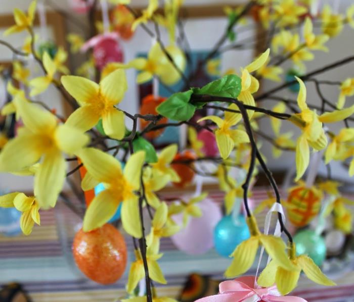 pääsiäinen koristelu koristele kukat värilliset pääsiäismunat katkaise puhelu