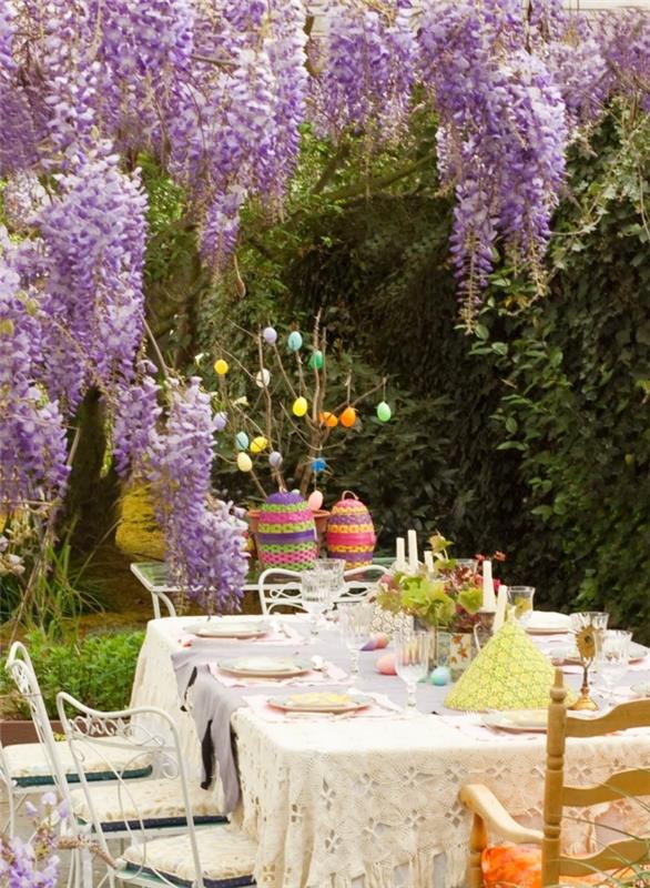 pääsiäinen koristelu puutarhan puutarhapöydän ulkopuolella värilliset koristeideat