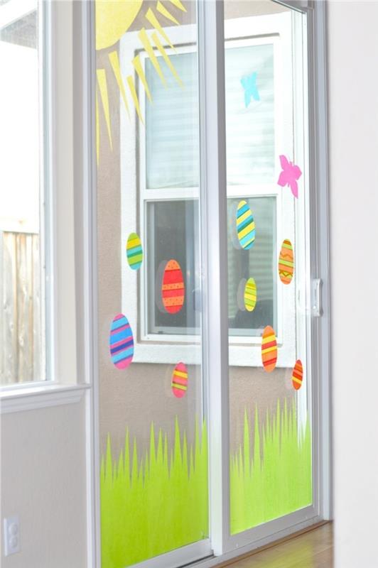 pääsiäiskoriste ikkunat lasiovet koristavat värillisiä pääsiäismunia