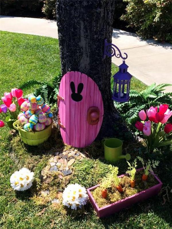 pääsiäinen koristelu puutarha vieraat tervehtivät tulppaanit pieni vaaleanpunainen ovi pääsiäismunia