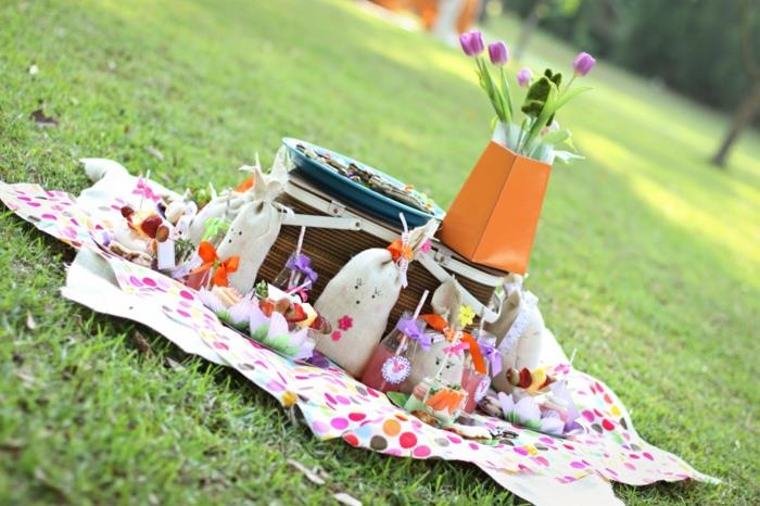 pääsiäinen koristelu puutarha piknik värillinen viltti hauska juhlava
