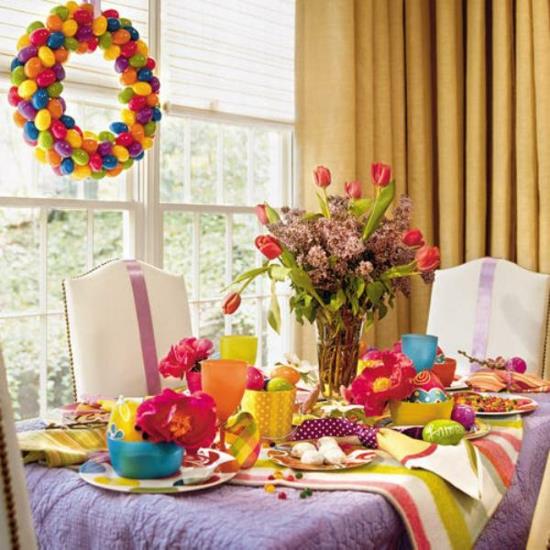 pääsiäisen koristeluideoita värikkäitä pääsiäismunia seppelepöydän koristeita kukkia