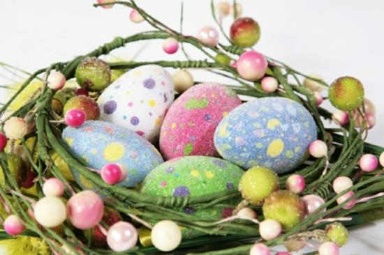 pääsiäisen koristeluideoita pääsiäismunia kukkia ruoho värikkäitä pastellivärejä