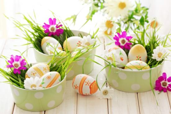 pääsiäisen koristeluideoita pääsiäismunia kevätkukkia