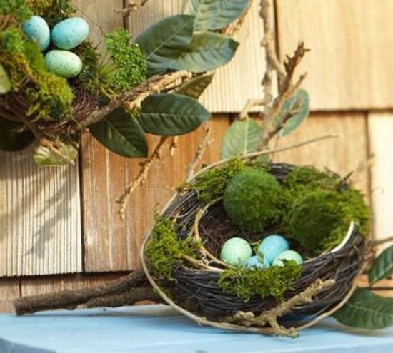 pääsiäisen koristeluideoita pääsiäismunia vihreitä kevätkukkia sammalpesä