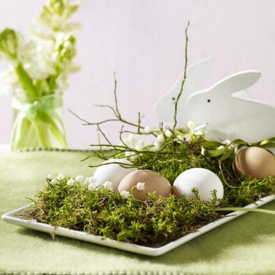 pääsiäisen koristeluideoita pääsiäismunia vihreitä kevätkukkia sammal pääsiäispupu