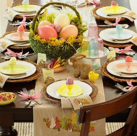 pääsiäisen koristeluideoita pääsiäismunia pöytäkoriste kori kukat juhlava