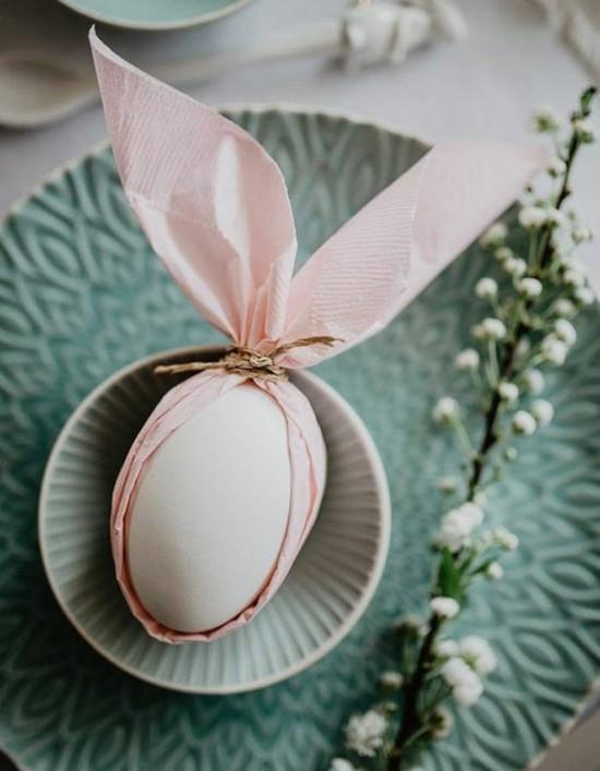 pääsiäisen koristeluideoita pääsiäispupu lautasliinasta