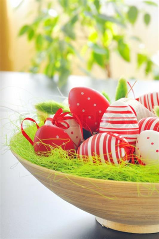 pääsiäinen pääsiäismunat pöydän koristelu punaiset munat