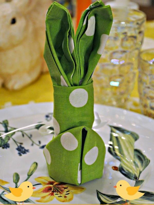 Pääsiäisen koristeluideat lautasliinat taittaa pöytäkoristeet näppärästi kanin pisteviiva