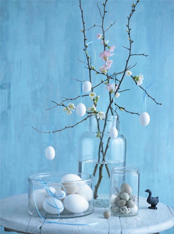 pääsiäisen koristeluideoita pöydän koristelu Tee itse kevätoksat pääsiäismunat lasiastiat
