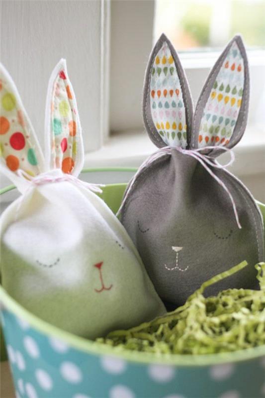 Pääsiäiskoriste ompelemalla pieniä pusseja kaneja