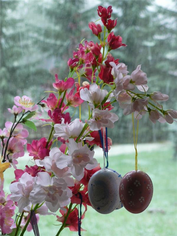 pääsiäinen koristelu pääsiäismunat ripustaa kukkia koristamaan ikkunalaudan koriste -ideoita
