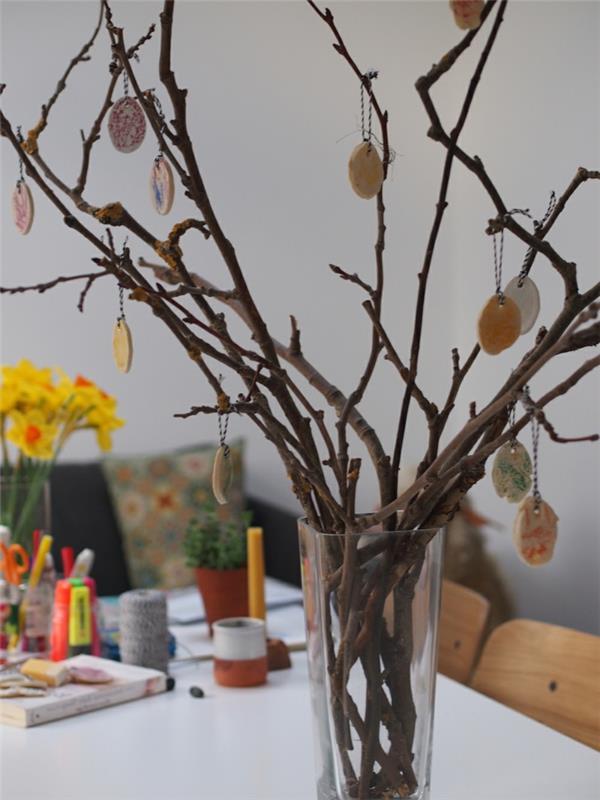 deco -ideat pääsiäisen haara pääsiäismunat puu juhlapöydän koristeet