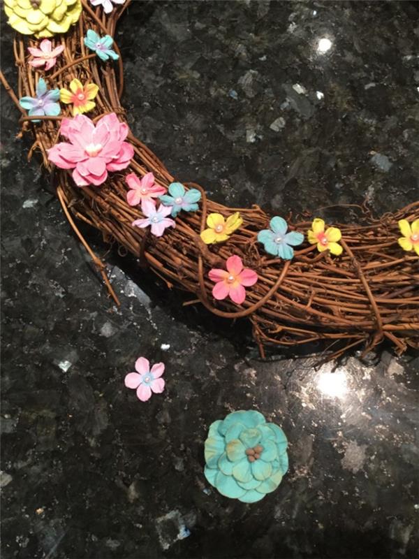 käsityöideoita pääsiäinen pääsiäinen seppele kevät koristelu paperi kukat