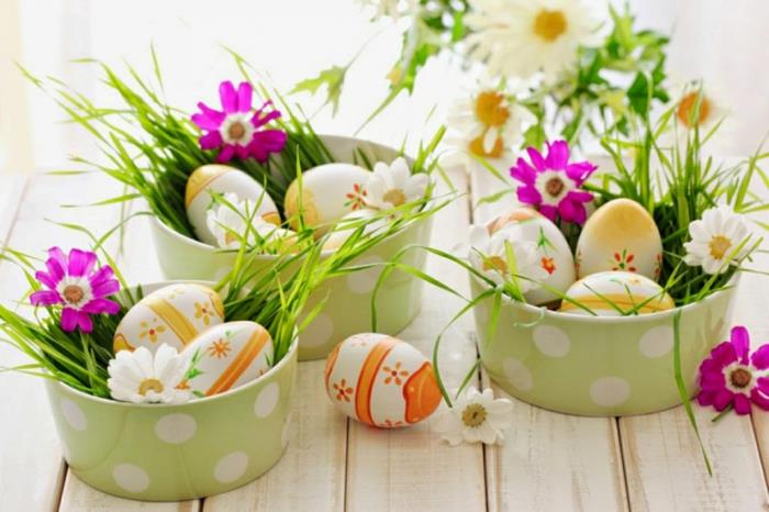 tee pääsiäinen koristelu itse pöydän koristeluun pääsiäismunat maali ruoho kukat