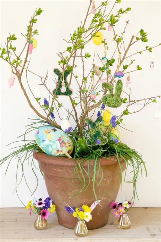 Pääsiäiskoriste tee itse kevätkoristeideoita kukkaruukku kevätkukkia pääsiäismunia