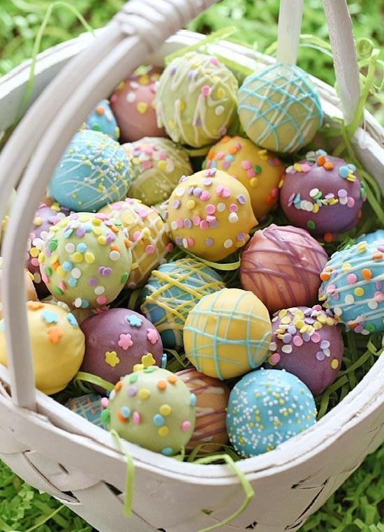 Pääsiäiskoriste itse tee korista pääsiäismunat värikkäitä suklaata syötäväksi