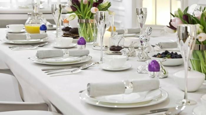 pääsiäiskoristepöydän koristelu hopeisilla pääsiäispupuilla ja violetilla pääsiäismunilla