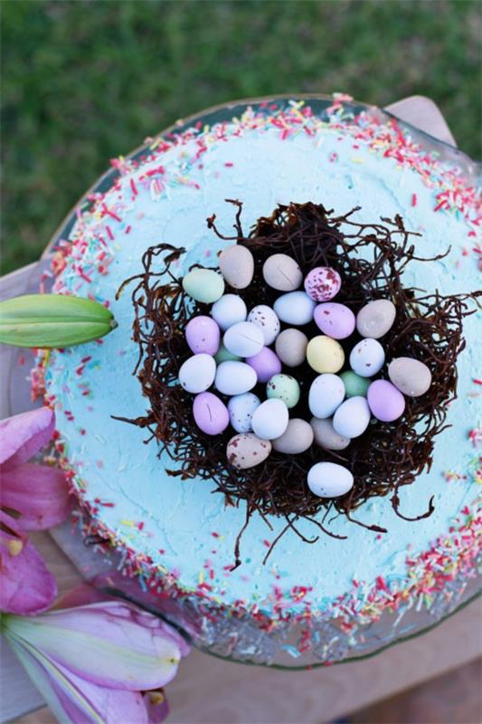Pääsiäisjälkiruoka Tee pääsiäiskakku jäätelöllä