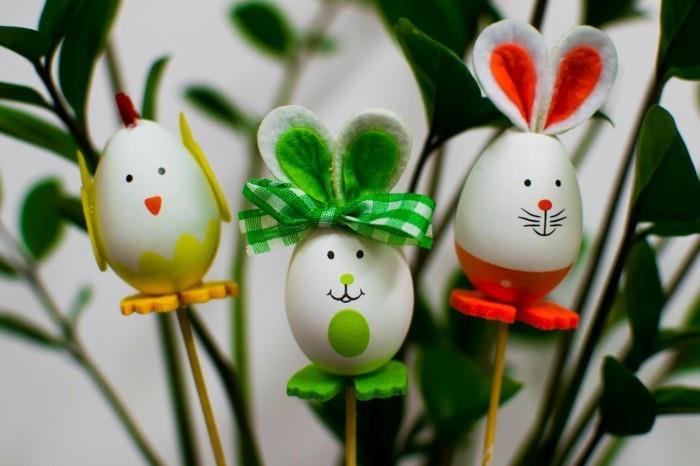 koristele pääsiäismunia pääsiäispupuina huopa -baselilla lasten kanssa