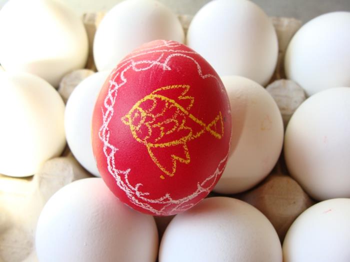 maalaus pääsiäismunat käsityöt lasten kanssa valkoiset munat vaha kala