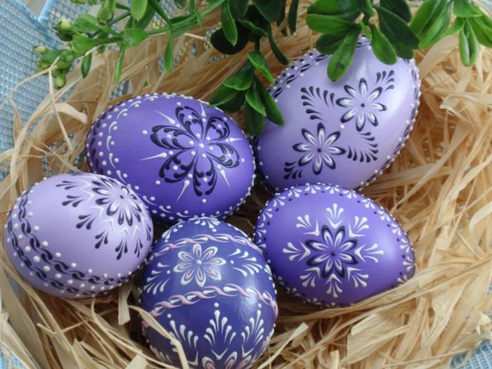 Pääsiäismunat, jotka maalaavat kukkia violetin sinisinä, tee itse pääsiäiskoristeita