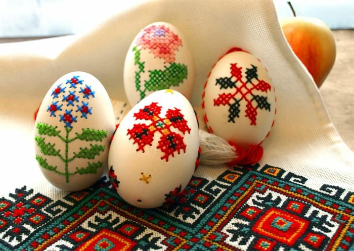 koristele pääsiäismunia kirjonta kirjonta etniset aiheet