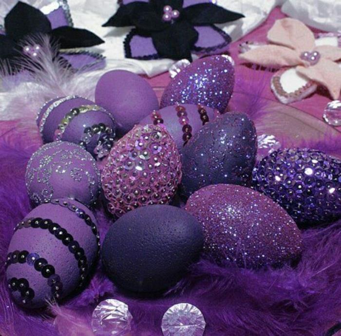 Pääsiäismunat koristavat violetteja paljetteja tekojalokiviä