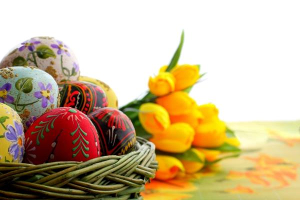 pääsiäismunat koristavat pääsiäisen käsityöideoita värilliset tulppaanit