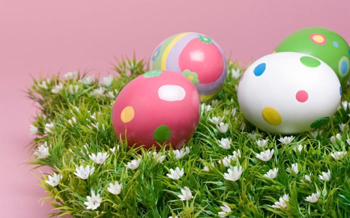 Pääsiäismunien värityspisteet näpertelevät lasten kanssa pääsiäiskoristeita