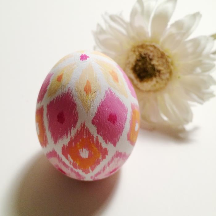 pääsiäismunien väritys ideoita maalaus munat ruudullinen kuvio vaaleanpunainen oranssi keltainen