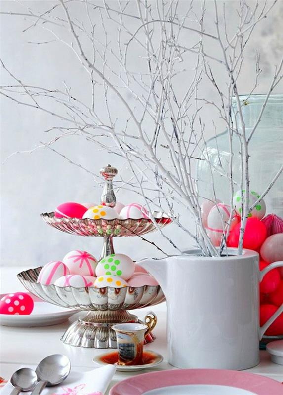 suunnittelee pääsiäismunia käsitöitä lasten maalaamalla munia