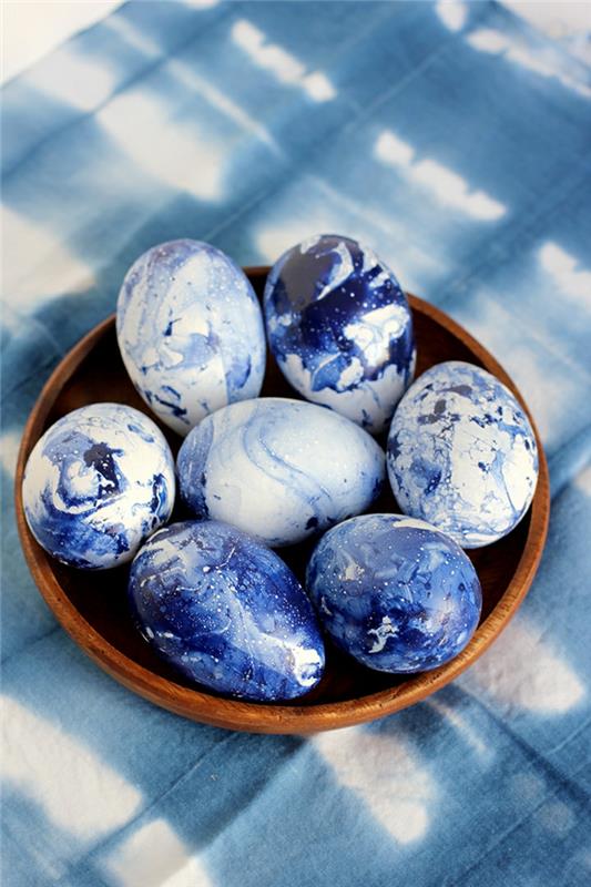 Pääsiäismunat muoto sininen valkoinen munat väri puinen kulho osterdeko