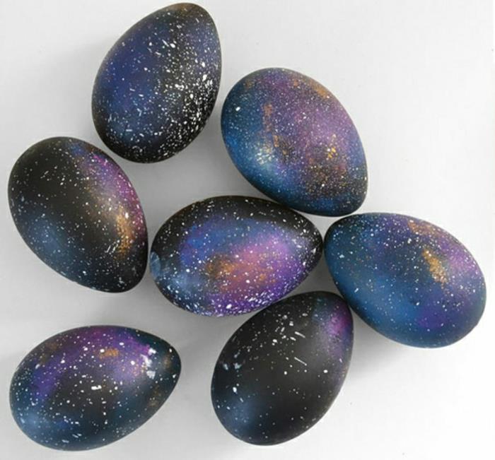 Pääsiäismunat muotoilevat munien värejä tummansininen tähtitaivas