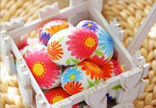 pääsiäismunat lautasliinatekniikalla värikkäitä kukkia
