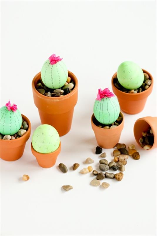 Pääsiäismunapöydän koristelu itse kaktuksen muodossa