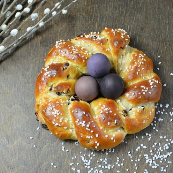 Pääsiäisen seppeleen leipominen rusinoilla Pääsiäismunat