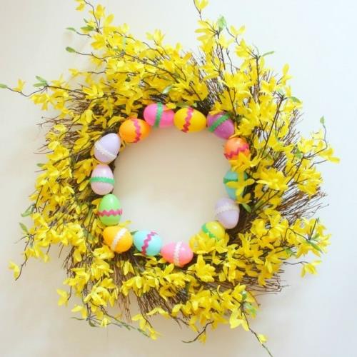 Pääsiäisen seppele tee itse kevätoksista keltaisia ​​muovimunia